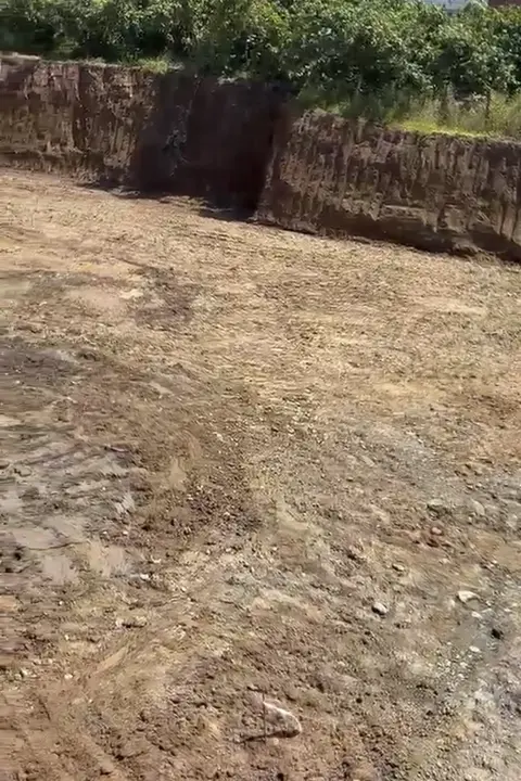 Kazısı yapılmış, toprak yüzeyi düzeltilmiş arazi