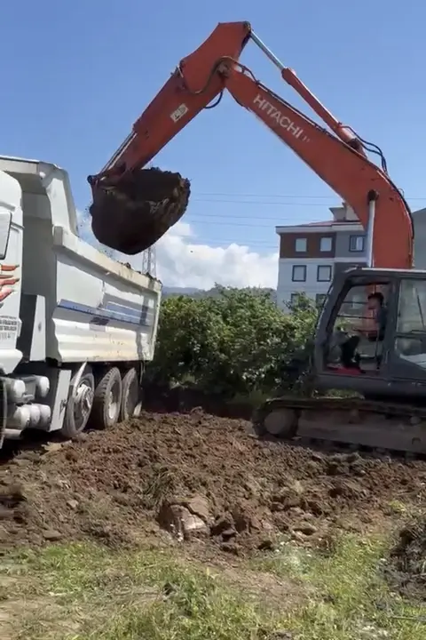 Ekskavatörün kazı malzemesini damperli kamyona yüklemesi