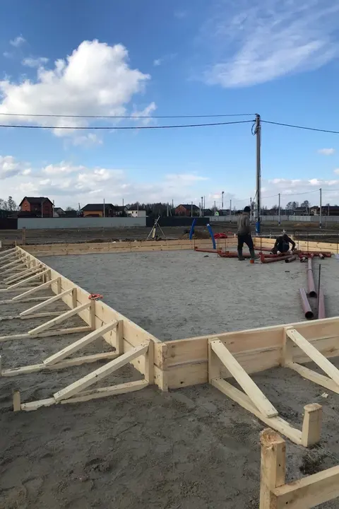 Prefabrik ev için hazırlanmış, ahşap kalıplı temel sahası